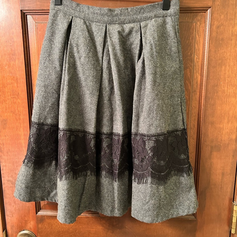 MODCLOTH Cute Grey Knee-Length A-Line Skirt with Black Lace and Pleats. Size S